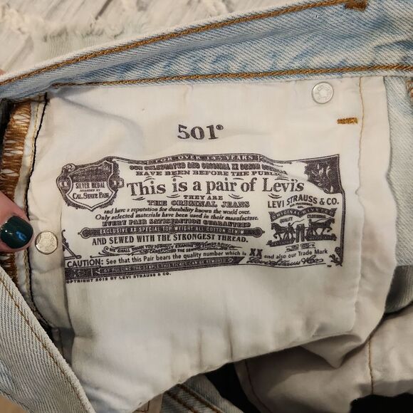 Light wash, button fly high waist Levi's jean shorts size 28! - Picture 13 of 13